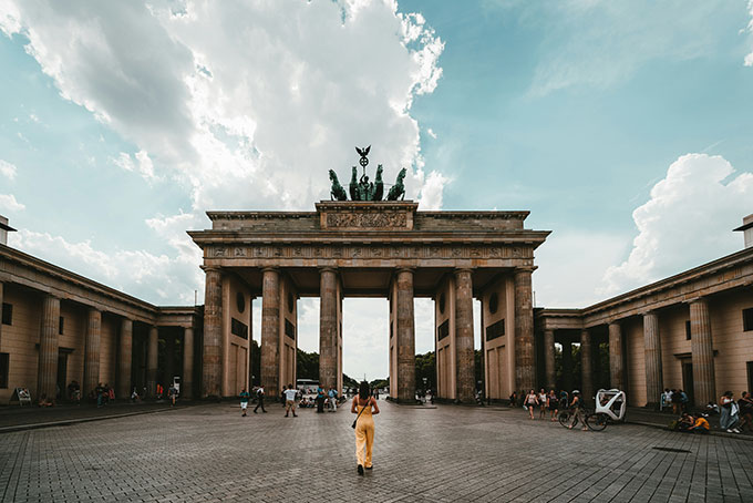 Frau auf Sightseeing Tour Berliner Tor