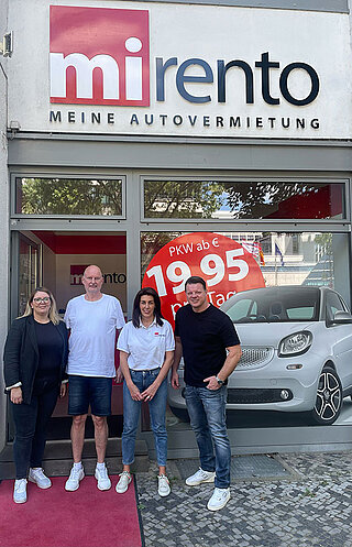 Team im Eingangsbereich der Mirento Autovermietung Berlin